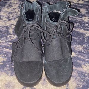 Yeezy 750 Triple Black
